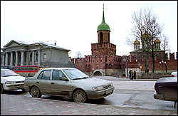 Тульский кремль. Слева здание музея самоваров. На переднем плане три наши машины. 